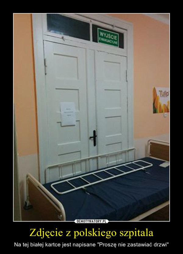 Zdjęcie z polskiego szpitala – Na tej białej kartce jest napisane "Proszę nie zastawiać drzwi" 