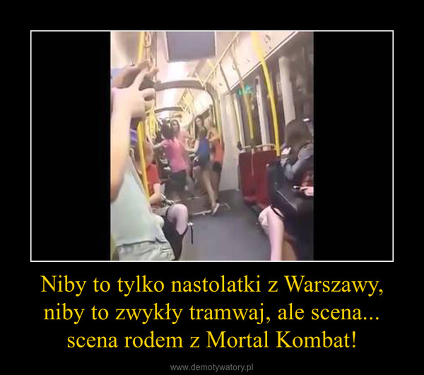 Niby to tylko nastolatki z Warszawy, niby to zwykły tramwaj, ale scena...scena rodem z Mortal Kombat! –  