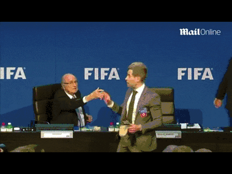 Na konferencji FIFA Sepp Blatter został obrzucony banknotami po czym wyszedł – Fajnie, że w końcu ludzie pokazują publicznie jak działał ten pan 
