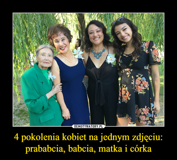 4 pokolenia kobiet na jednym zdjęciu:prababcia, babcia, matka i córka –  
