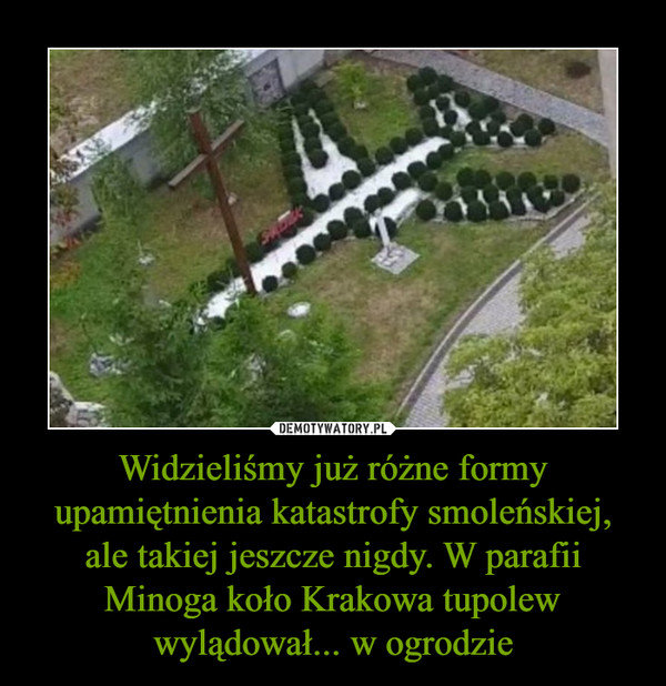 Widzieliśmy już różne formy upamiętnienia katastrofy smoleńskiej, ale takiej jeszcze nigdy. W parafii Minoga koło Krakowa tupolew wylądował... w ogrodzie –  