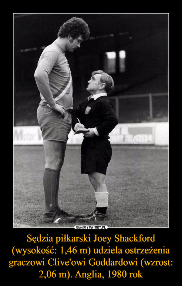 Sędzia piłkarski Joey Shackford (wysokość: 1,46 m) udziela ostrzeżenia graczowi Clive'owi Goddardowi (wzrost: 2,06 m). Anglia, 1980 rok