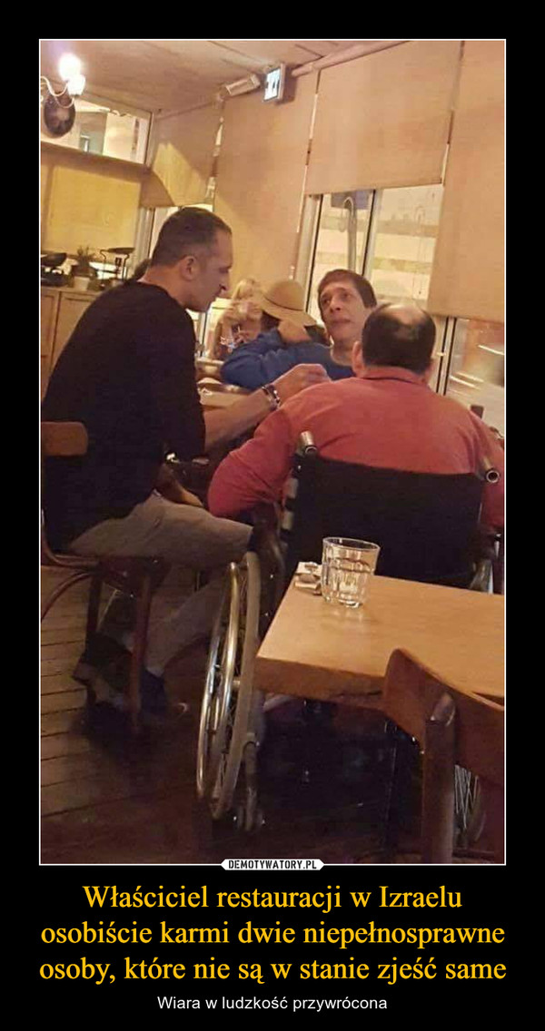 Właściciel restauracji w Izraelu osobiście karmi dwie niepełnosprawne osoby, które nie są w stanie zjeść same – Wiara w ludzkość przywrócona 