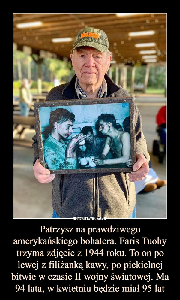 Patrzysz na prawdziwego amerykańskiego bohatera. Faris Tuohy trzyma zdjęcie z 1944 roku. To on po lewej z filiżanką kawy, po piekielnej bitwie w czasie II wojny światowej. Ma 94 lata, w kwietniu będzie miał 95 lat –  