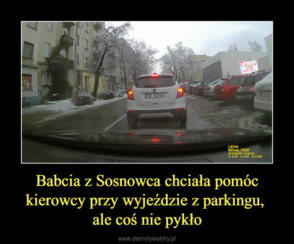 Babcia z Sosnowca chciała pomóc kierowcy przy wyjeździe z parkingu, ale coś nie pykło –  