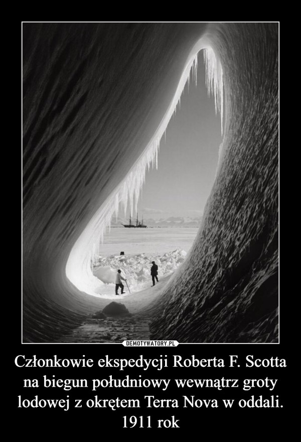 Członkowie ekspedycji Roberta F. Scotta na biegun południowy wewnątrz groty lodowej z okrętem Terra Nova w oddali. 1911 rok –  