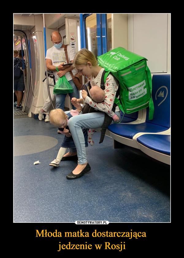 Młoda matka dostarczająca jedzenie w Rosji –  