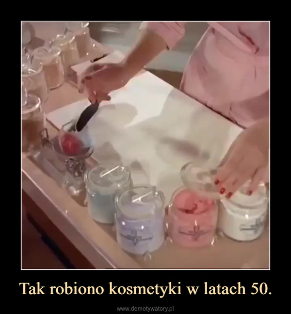 Tak robiono kosmetyki w latach 50. –  
