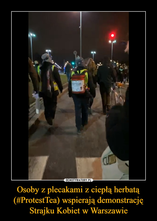 Osoby z plecakami z ciepłą herbatą (#ProtestTea) wspierają demonstrację Strajku Kobiet w Warszawie