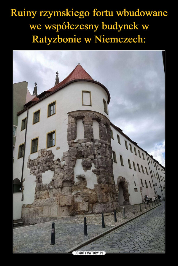 Ruiny rzymskiego fortu wbudowane we współczesny budynek w Ratyzbonie w Niemczech: