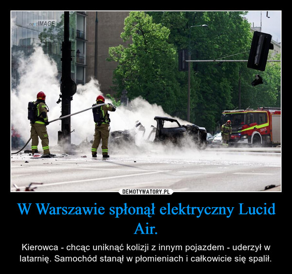 W Warszawie spłonął elektryczny Lucid Air. – Kierowca - chcąc uniknąć kolizji z innym pojazdem - uderzył w latarnię. Samochód stanął w płomieniach i całkowicie się spalił. nextIMAGE309-25